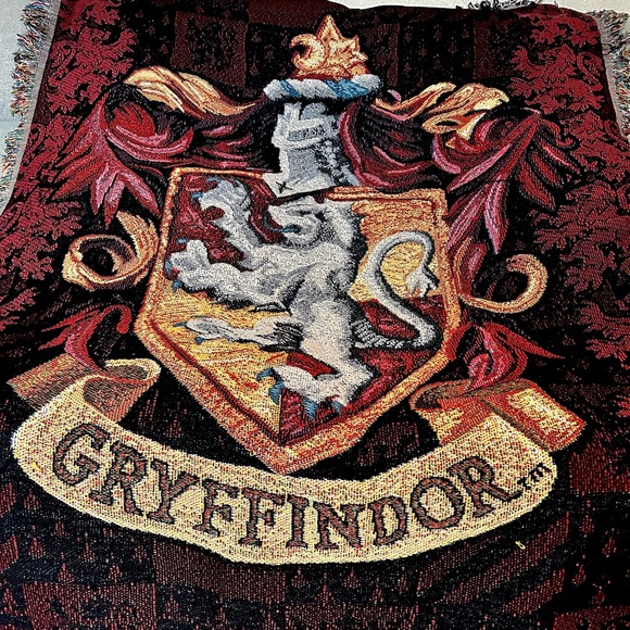 Gryffindor Hogwarts Harry Potter Throw Blanket - Picture 2 of 3